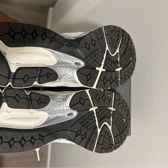 New Balance ML2002RQ size 12 mens sneakers - Picture 3 of 5